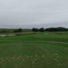 KOSHIGAYA GOLF CLUBの池が絡むティーグラウンド