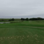 KOSHIGAYA GOLF CLUBの池が絡むティーグラウンド