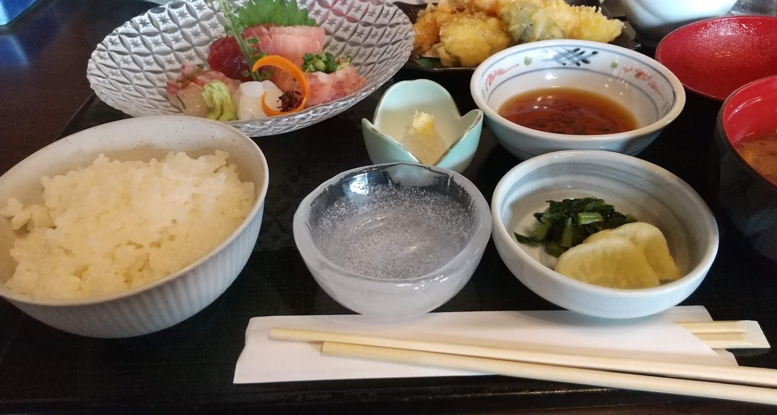 姉ヶ崎カントリー倶楽部の昼食(刺身と天ぷらの和定食)