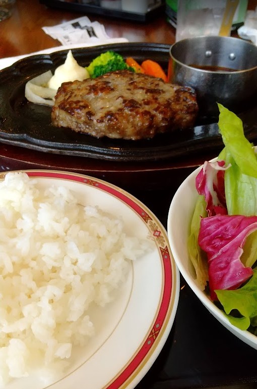 習志野カントリークラブの昼食(鉄板ハンバーグ)