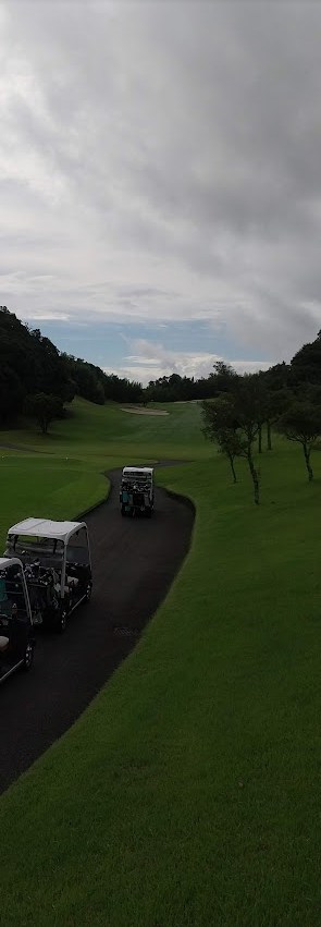 太平洋クラブ市原コースのスタートホールに並ぶカート